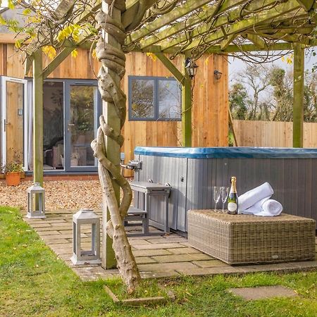 Wisteria View With Hottub & Cabin Sleeps 20 ชิปเพแนม ภายนอก รูปภาพ
