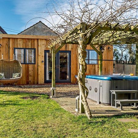 Wisteria View With Hottub & Cabin Sleeps 20 ชิปเพแนม ภายนอก รูปภาพ