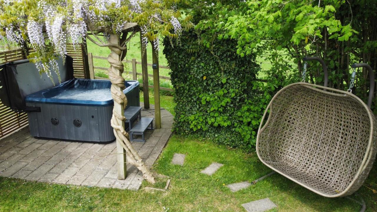 Wisteria View With Hottub & Cabin Sleeps 20 ชิปเพแนม ภายนอก รูปภาพ