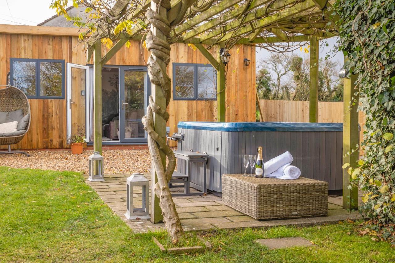 Wisteria View With Hottub & Cabin Sleeps 20 ชิปเพแนม ภายนอก รูปภาพ