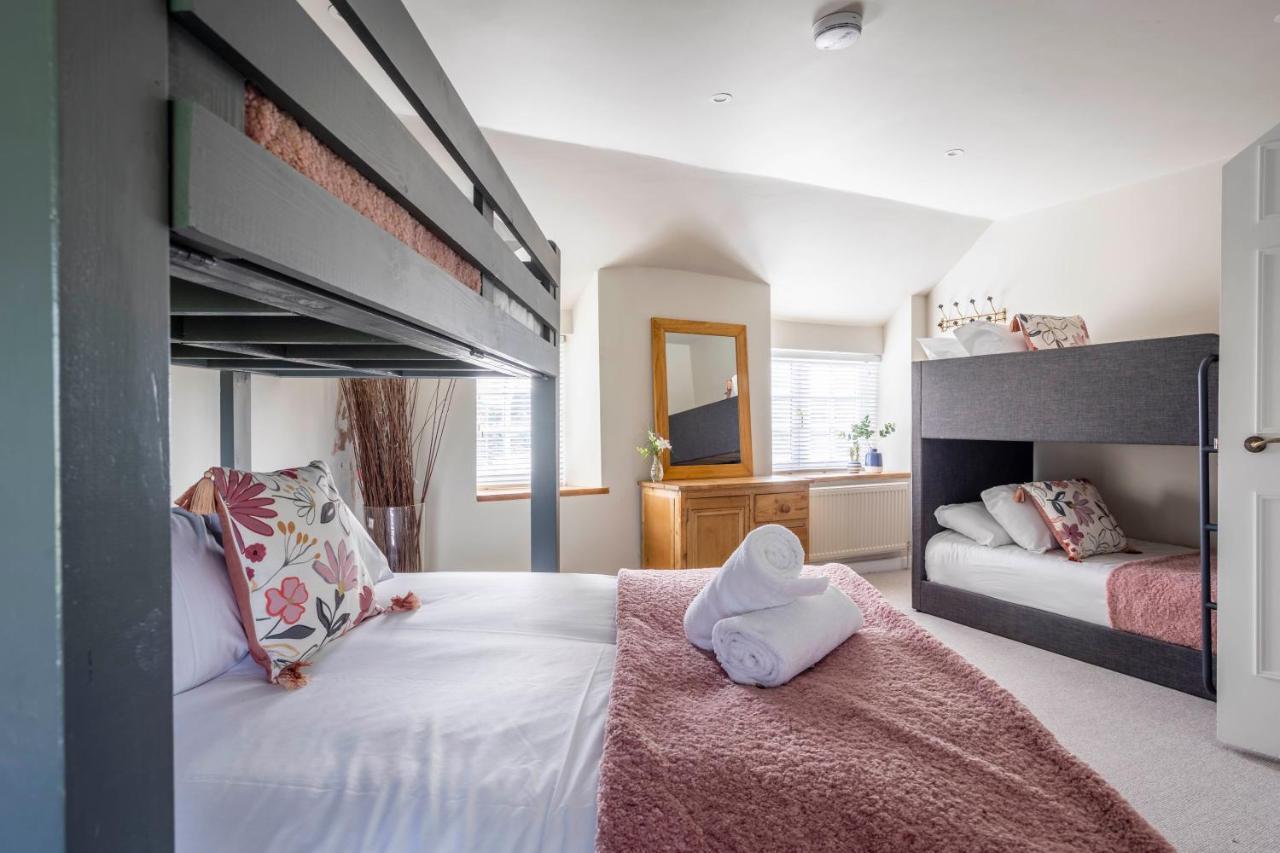 Wisteria View With Hottub & Cabin Sleeps 20 ชิปเพแนม ภายนอก รูปภาพ