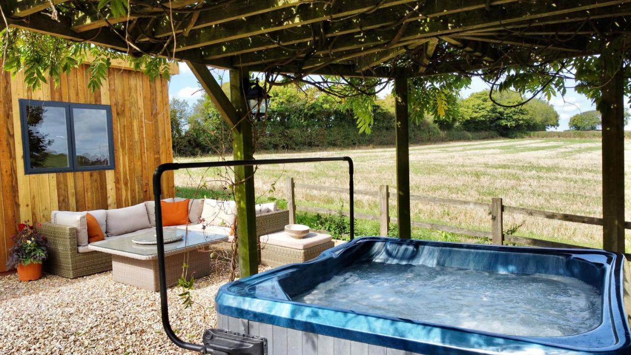 Wisteria View With Hottub & Cabin Sleeps 20 ชิปเพแนม ภายนอก รูปภาพ
