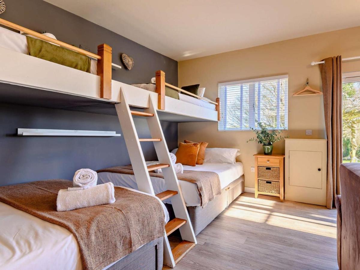 Wisteria View With Hottub & Cabin Sleeps 20 ชิปเพแนม ภายนอก รูปภาพ