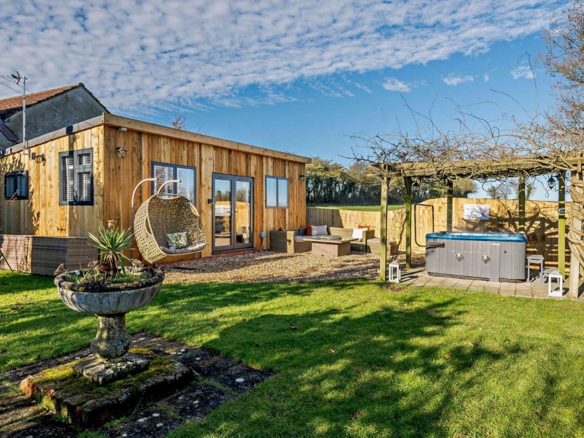 Wisteria View With Hottub & Cabin Sleeps 20 ชิปเพแนม ภายนอก รูปภาพ
