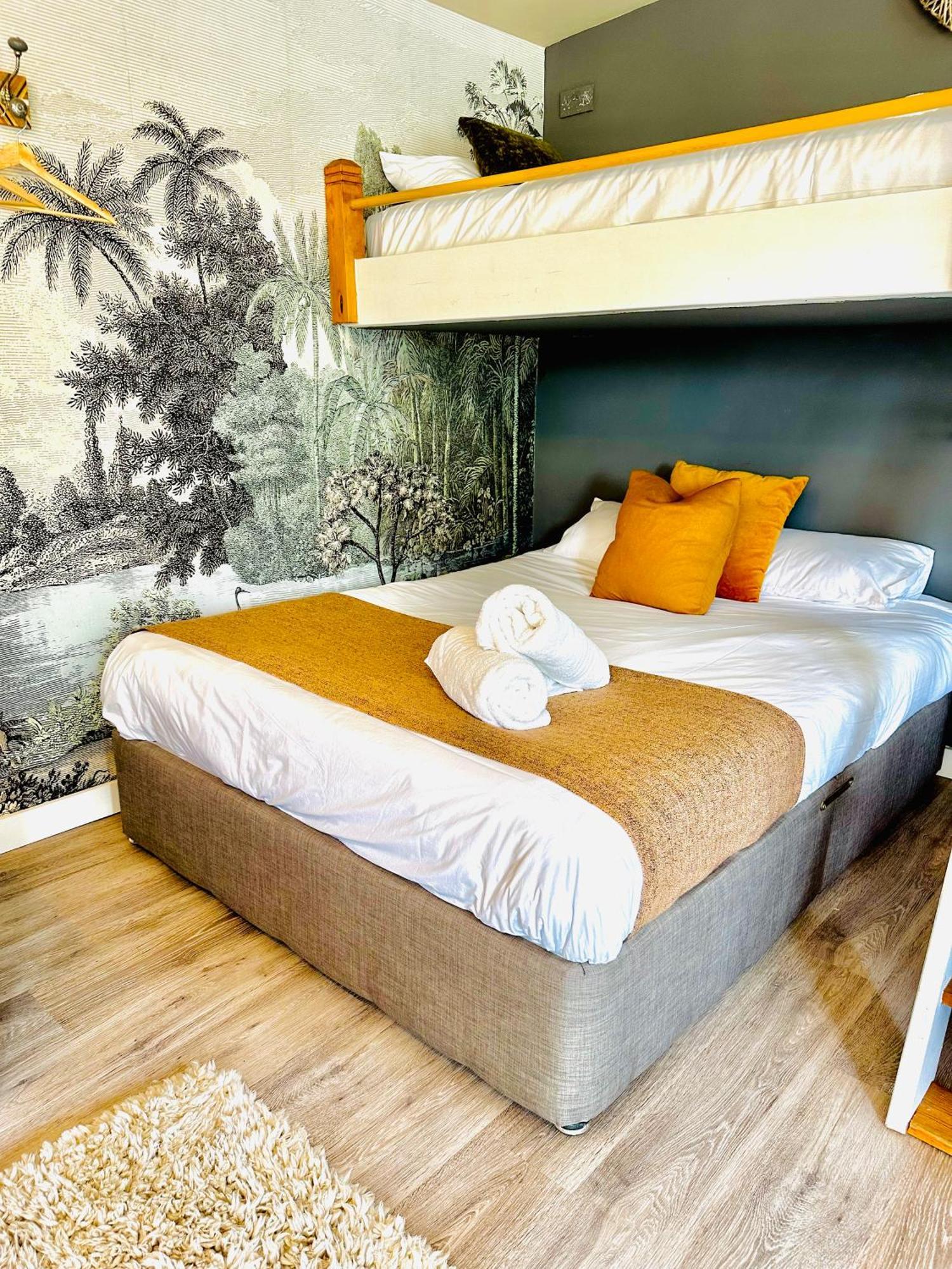 Wisteria View With Hottub & Cabin Sleeps 20 ชิปเพแนม ภายนอก รูปภาพ